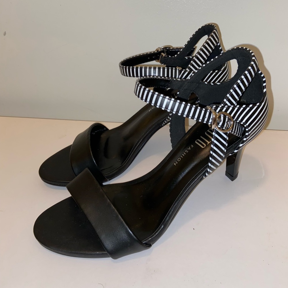 black heel with black and white stripes in the back